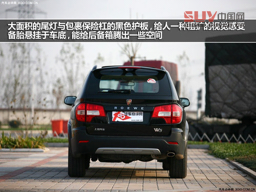 之后就是大面積的尾燈與包裹保險杠的黑色護板，給人一種粗獷的視覺感受。備胎懸掛于車底，能給后備箱騰出一些空間。