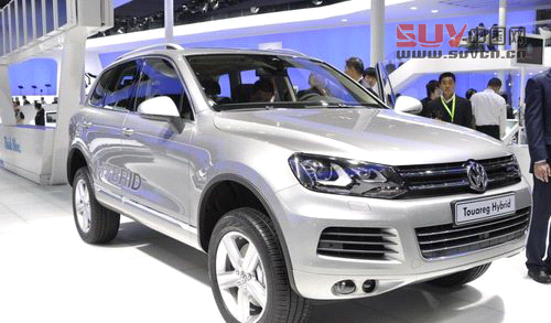 采用真皮，高檔次的實木和鋁材組合裝飾的儀表臺不僅豪華感非常強烈，而且比老款車看上去更富有科技感。中控的布局也發生了改變，為了能夠在形象上更加高檔，在設計上多少參考了奧迪的風格。