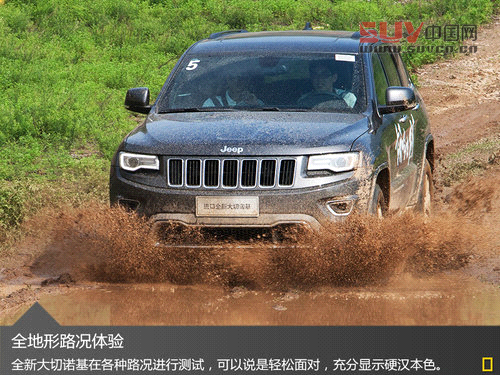 為了進一步測試全新大切諾基的整體性能，我們驅車來到位于八達嶺長城腳下的專業試車基地。在那里我們將對車輛進行充分的檢測，屆時車輛的四驅系統與其各種操作模式將接受各種路段的嚴峻考驗。