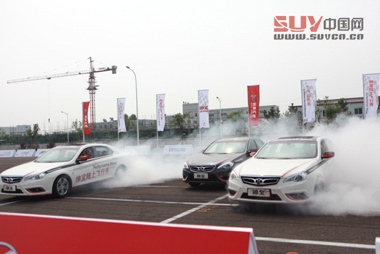 紳寶飛行秀引爆盛夏京城 北汽顯主場優(yōu)勢