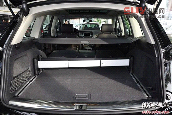 作為公商務(wù)用車的標(biāo)志性品牌，奧迪一直是嚴(yán)肅和穩(wěn)重的代名詞。雖然奧迪Q7的3.0TFSI發(fā)動機更趨向于公里性能，但奧迪當(dāng)家的quattro全時四驅(qū)技術(shù)保障了其超強的越野能力。