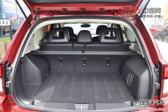 作為SUV，后備廂空間也是大家購車時所特別看重的。指南者的常規(guī)容積有458L，同時支持后排座椅按4/6比例分隔并且完全放倒，同時放倒后的地板也很平整，空間可利用率較為理想，宜家宜商。