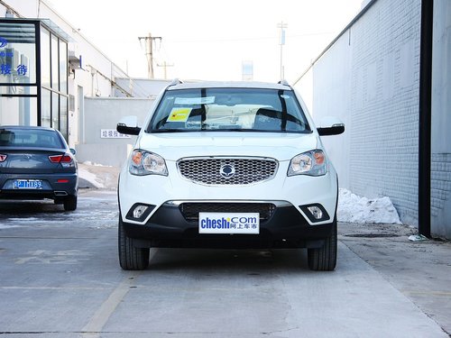 雙龍汽車  2.0L 自動(dòng) 車頭正面視角