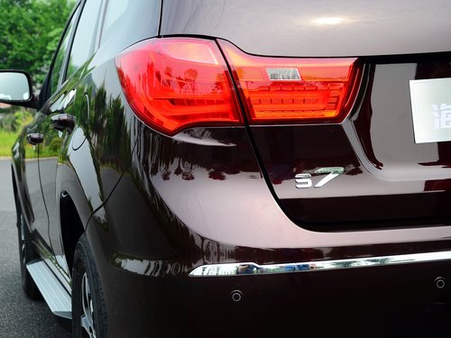 海馬汽車  2.0L 手動 車輛左后大燈45度視角