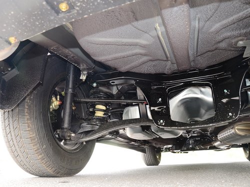 海馬汽車  2.0L 手動 后懸架特寫