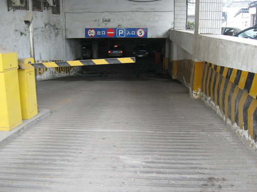 出入地下車庫有技巧 跟車切記不要太近